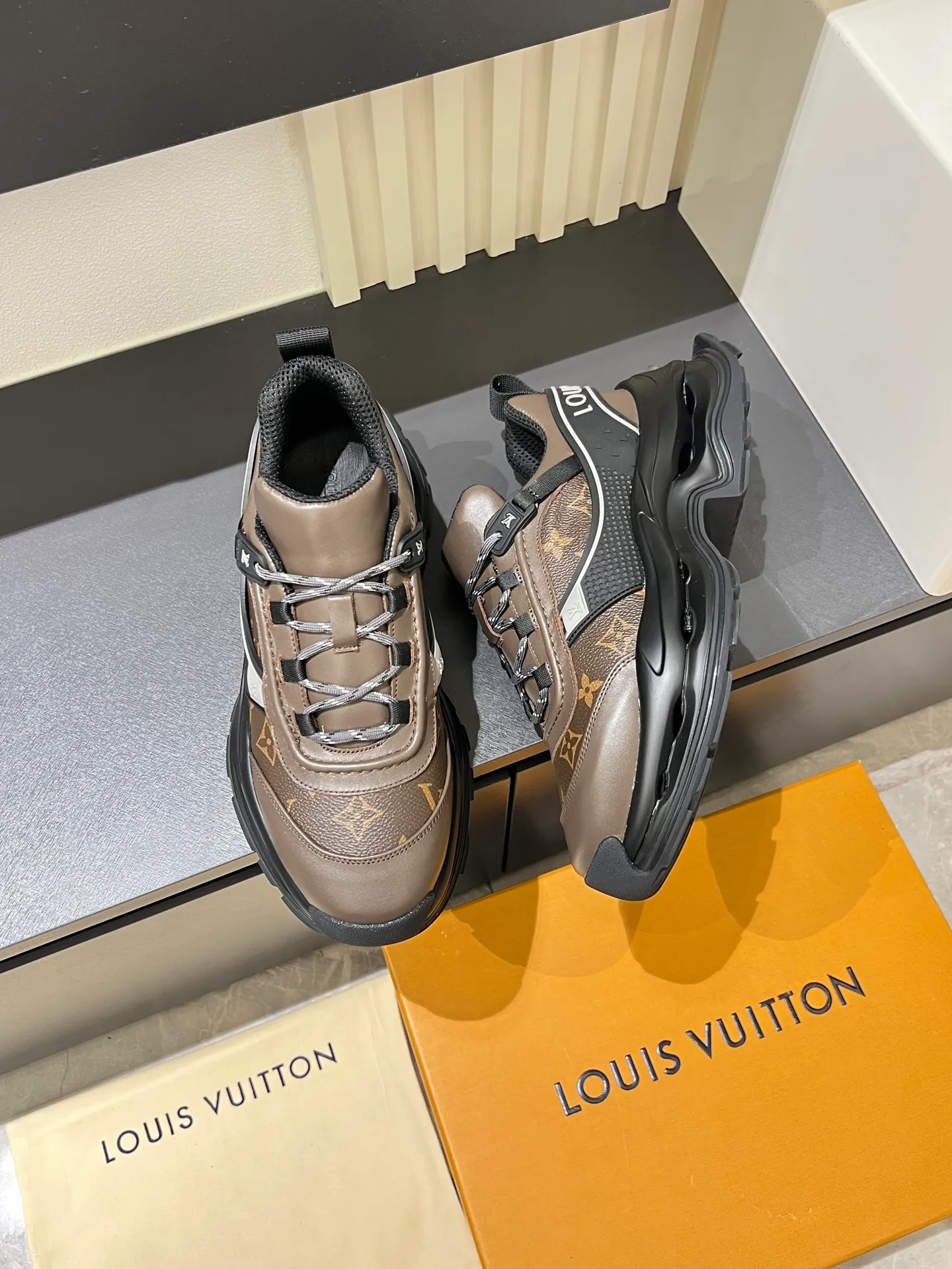 p600 "LOUI* VUITTO*" popular men's casual shoes, genuine development in Italy 💯Purchasing level quality ✔️The upper is made of first-layer cowhide, comfortable and soft sheepskin feet ⚡️ Fashionable and versatile, the toe last shape is firm and full, the soles are made from original LV molds and can be freely entered and exited the counter. Light and comfortable on the feet~Purely handmade, details determine quality! Size:39-44!